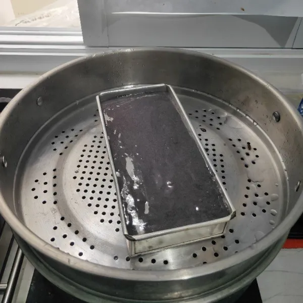 Tuang kembali sisa adonan, kukus selama 25 menit atau sampai matang.