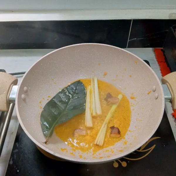 Tambahkan serai, daun salam dan lengkuas. Aduk rata.
