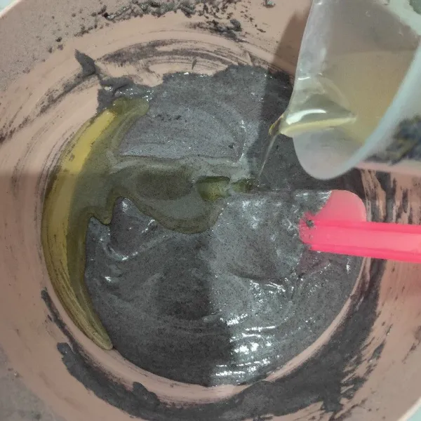 Tambahkan minyak sayur, kemudian aduk balik menggunakan spatula.