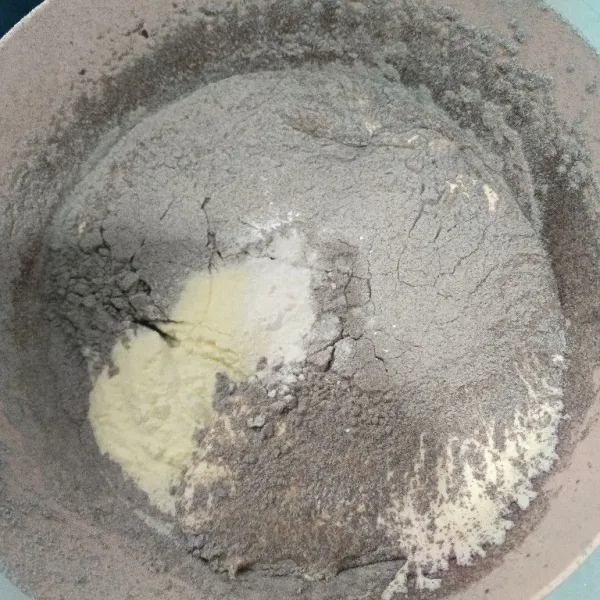 Tambahkan tepung ketan hitam, susu bubuk, garam, dan baking powder. Mixer dengan kecepatan rendah hingga tercampur rata.