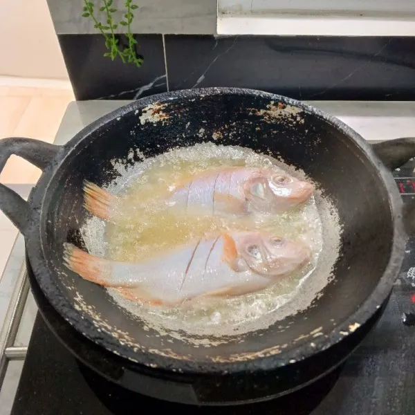 Panaskan minyak, goreng ikan hingga matang.