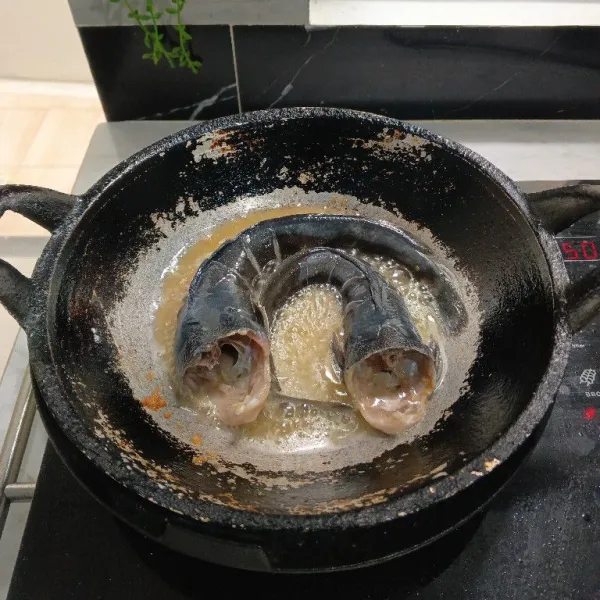 Panaskan minyak, goreng lele hingga matang.