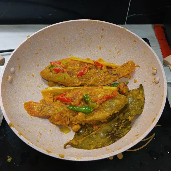 Masak hingga matang dan kuah menyusut. Koreksi rasanya siap disajikan hangat.