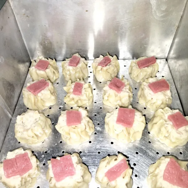 Kemudian rebus dimsum hingga matang selama 30 menit dan siap di sajikan