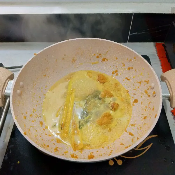 Tambahkan santan, masak hingga mendidih.