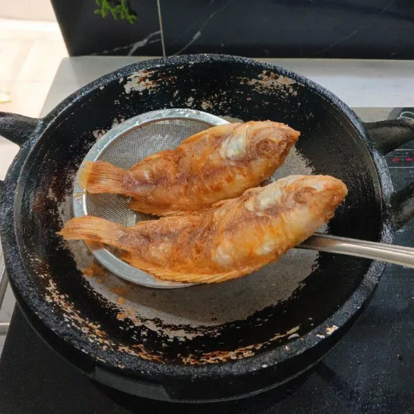 Angkat ikan dan tiriskan. Sisihkan.