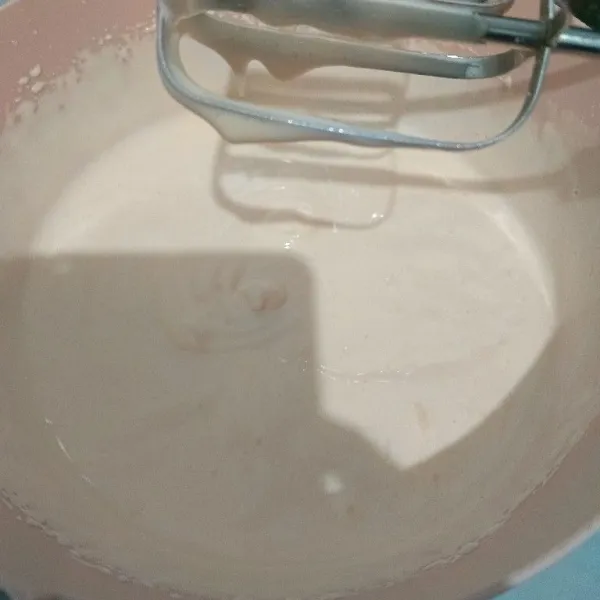 Mixer dengan kecepatan tinggi hingga adonan kental putih berjejak.