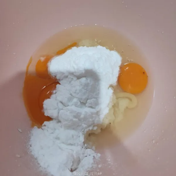 Siapkan wadah. Kemudian masukkan telur, gula halus, vanili, dan SP.