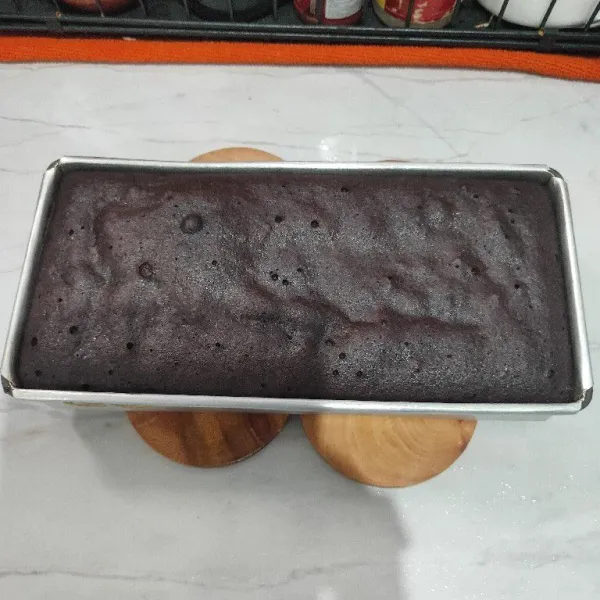 Setelah matang, keluarkan dari loyang. Biarkan di suhu ruang, potong sesuai selera.