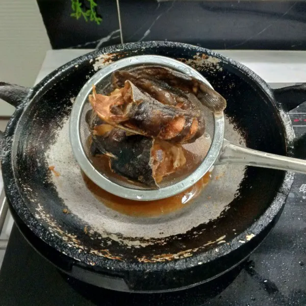 Angkat lele dan tiriskan, sisihkan.