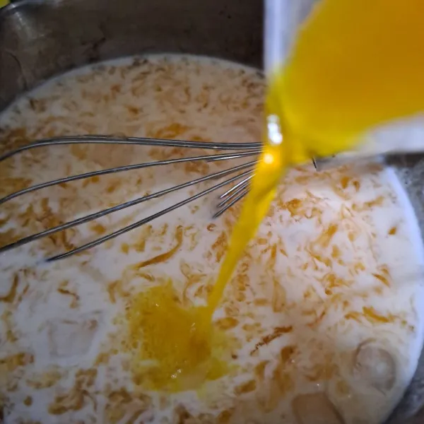 Masukkan minuman rasa mangga yang telah diseduh, kemudian aduk rata.