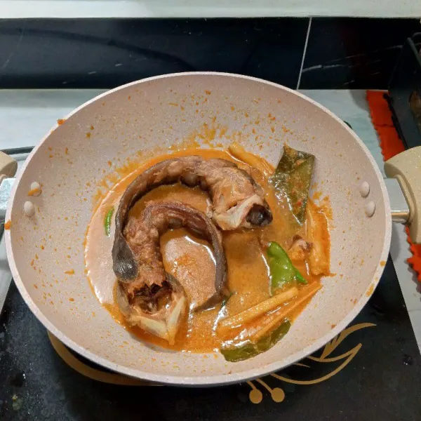 Masukkan lele goreng.