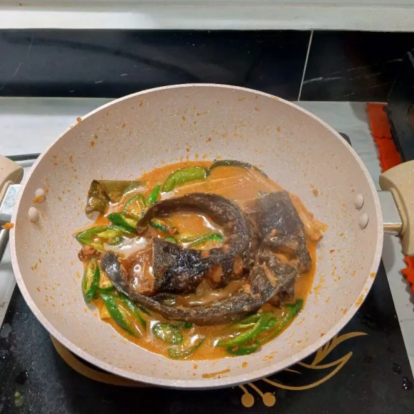 Masak hingga matang dan kuah mengental. Koreksi rasanya siap disajikan hangat.