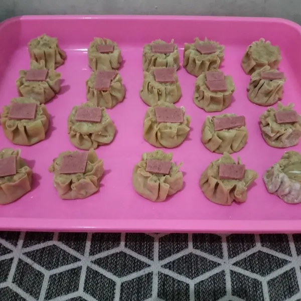 Setelah dibentuk kemudian tambahkan sosis beef yg sudah dipotong potong sesuai selera