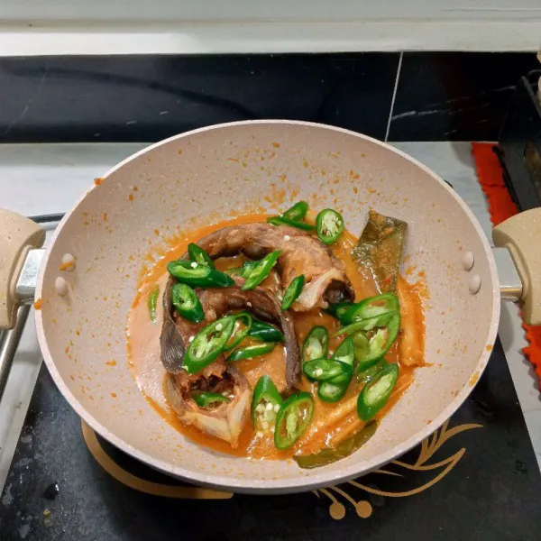 Tambahkan cabe rawit hijau dan cabe hijau besar. Aduk rata.