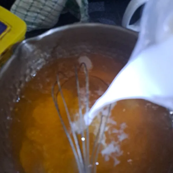 Masukkan susu UHT, lalu aduk kembali sampai merata.