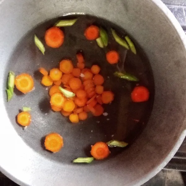 Masukkan air, wortel dan buncis.