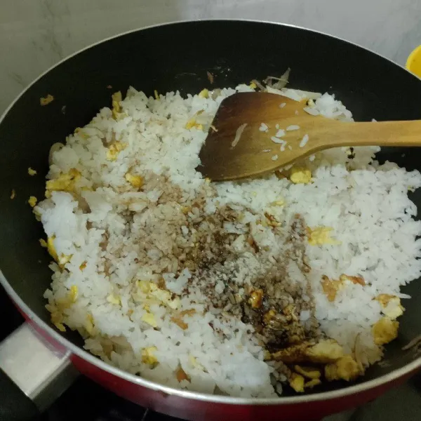 Masukkan bahan kecap manis, asin, lada, garam, kaldu bubuk, aduk rata.