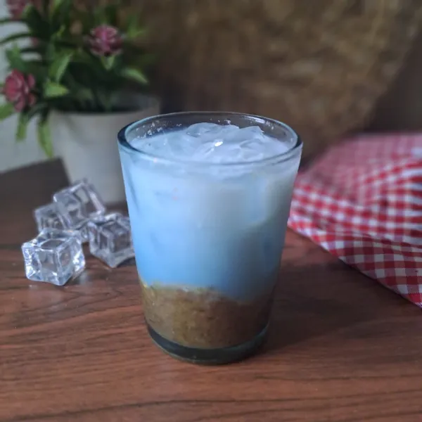 Masukkan susu dan tuang air bunga telang sebagai sentuhan akhir. Jangan lupa diaduk sebelum disajikan!