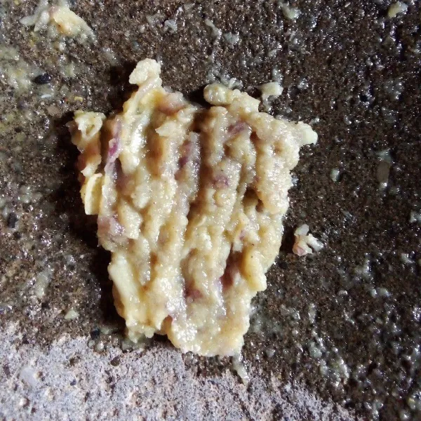 Haluskan bumbu.
