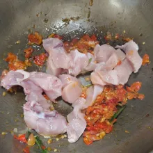 Masukan daging ayam, aduk rata. Disini saya tambahkan air secukupnya.