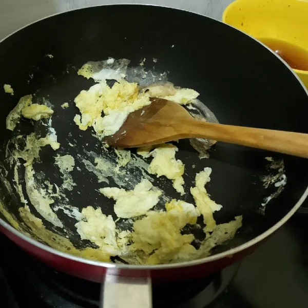 Panaskan minyak, kocok telur dan berikan sedikit garam lalu tuangkan 1 telur buat orak-arik ya. Sisihkan.
