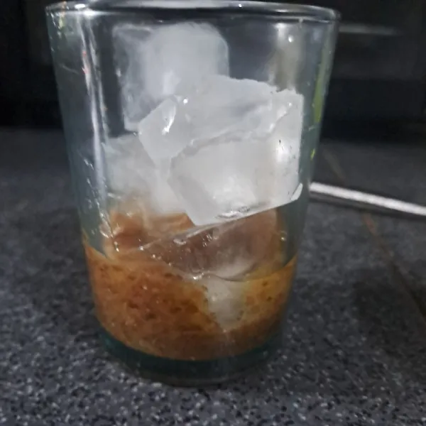 Susun kurma di dalam gelas, kemudian masukkan es batu.