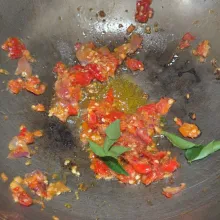 Panaskan minyak kelapa, lalu masukan bumbu dan daun kari masak sampai harum.