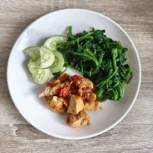 Disini karena saya lagi diet, makan nya sama sayuran saja dan rasanya enak banget.