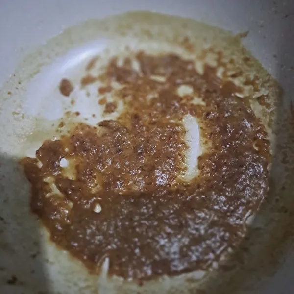 Masak kurma sampai mengental, kemudian sisihkan.