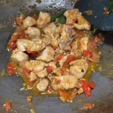Beri bumbu kaldu bubuk dan lada bubuk, untuk gula kalau suka bisa ditambahkan sesuai selera. Masak ayam sampai matang dan air menyusut lalu angkat.