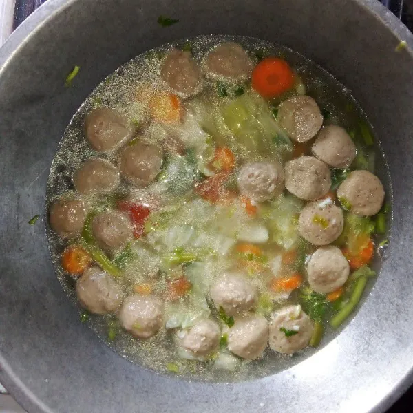 Masukkan semua bahan, bumbu dan aduk rata.