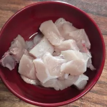 Potong dadu daging ayam.