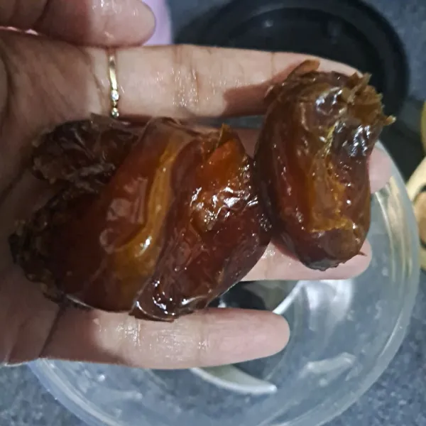 Buang biji kurma, lalu blender dengan air.