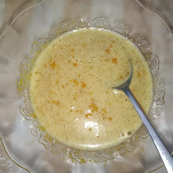 Di mangkuk lain, masukkan telur dan gula halus. Aduk-aduk hingga berbuih, lalu masukkan garam dan vanilla. Kemudian, aduk hingga rata.