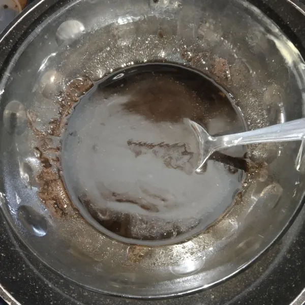 Lelehkan cokelat, mentega, dan minyak.