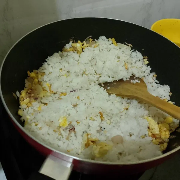 Kemudian masukkan nasi dan telur orak-ari, aduk rata.