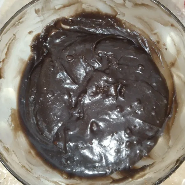 Ayak tepung terigu dan cokelat bubuk agar halus, kemudian diaduk hingga merata.
