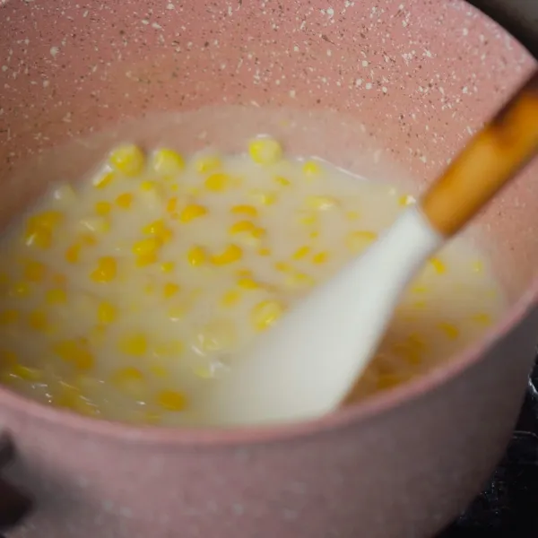 Campurkan susu cair, santan, dan jagung. Masak hingga matang.