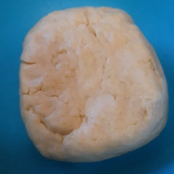 Uleni adonan sampai menjadi adonan yang padat.