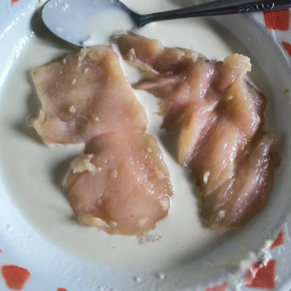 Masukkan ayam kedalam Adonan tepung basah.