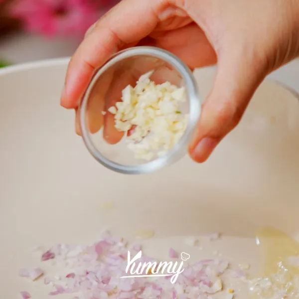 Masukan bawang putih dan bawang merah tumis hingga harum, tambahkan kaldu ayam dan cooking cream.