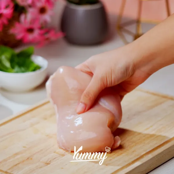 Belah dada ayam menjadi dua, bumbu dengan garam dan lada, sisihkan.