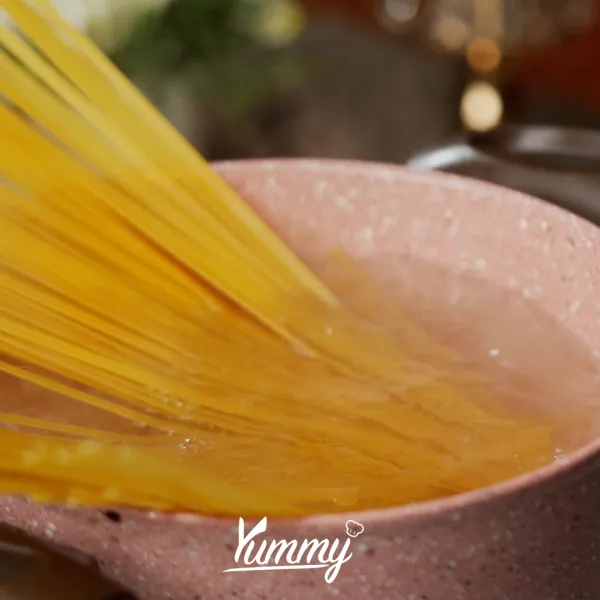 Panaskan air di wajan hingga mendidih tambahkan minyak dan garam, rebus fettuccine selama 7 menit hingga matang, sisihkan.