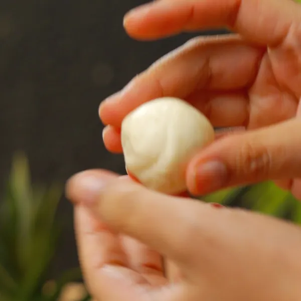Ulen adonan hingga kalis, bentuk adonan menjadi bola-bola kecil, pipihkan dan masukan mozarella.
