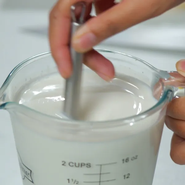 Bahan susu cair santan: siapkan susu cair tambahkan SKM dan santan, aduk rata.