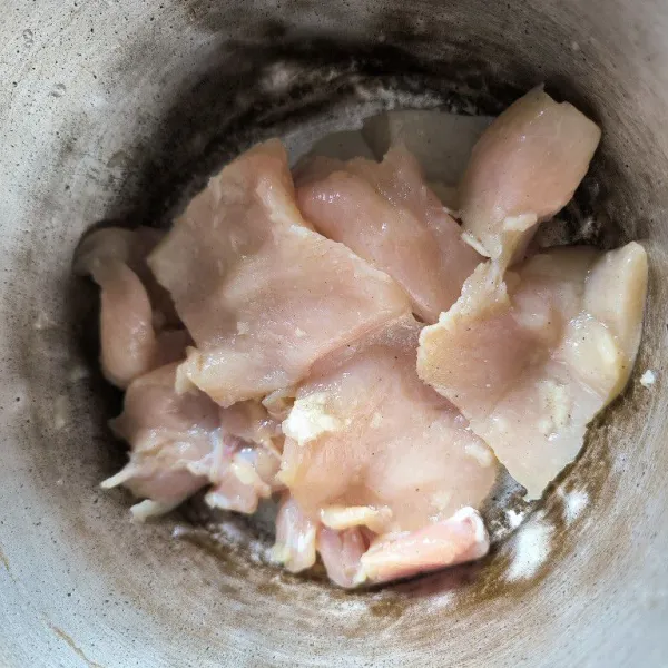 Potong lebar dan tipis dada ayam yang sudah dicuci bersih, kemudian marinasi dengan bawang putih garam, kaldu bubuk dan lada bubuk aduk rata dan diamkan selama 30-60 menit.