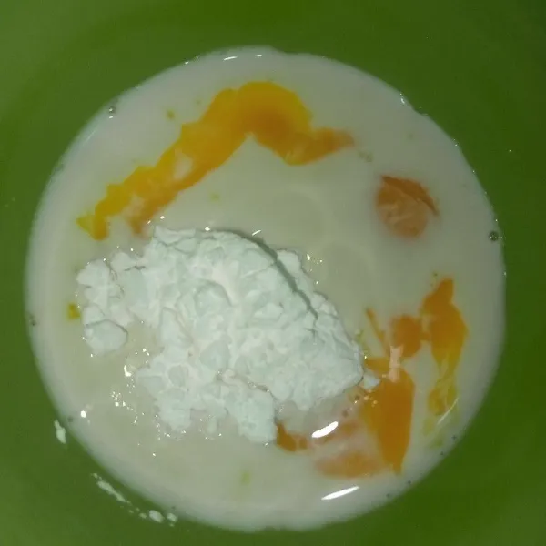 Campur semua bahan filling, aduk rata. Setelah itu, saring.