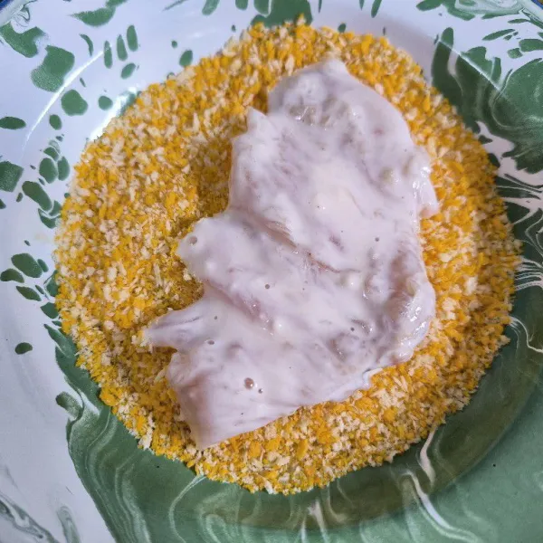 Lalu gulingkan kedalam tepung panir.