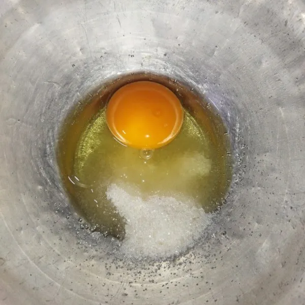 Kocok gula pasir dan telur hingga berbusa.